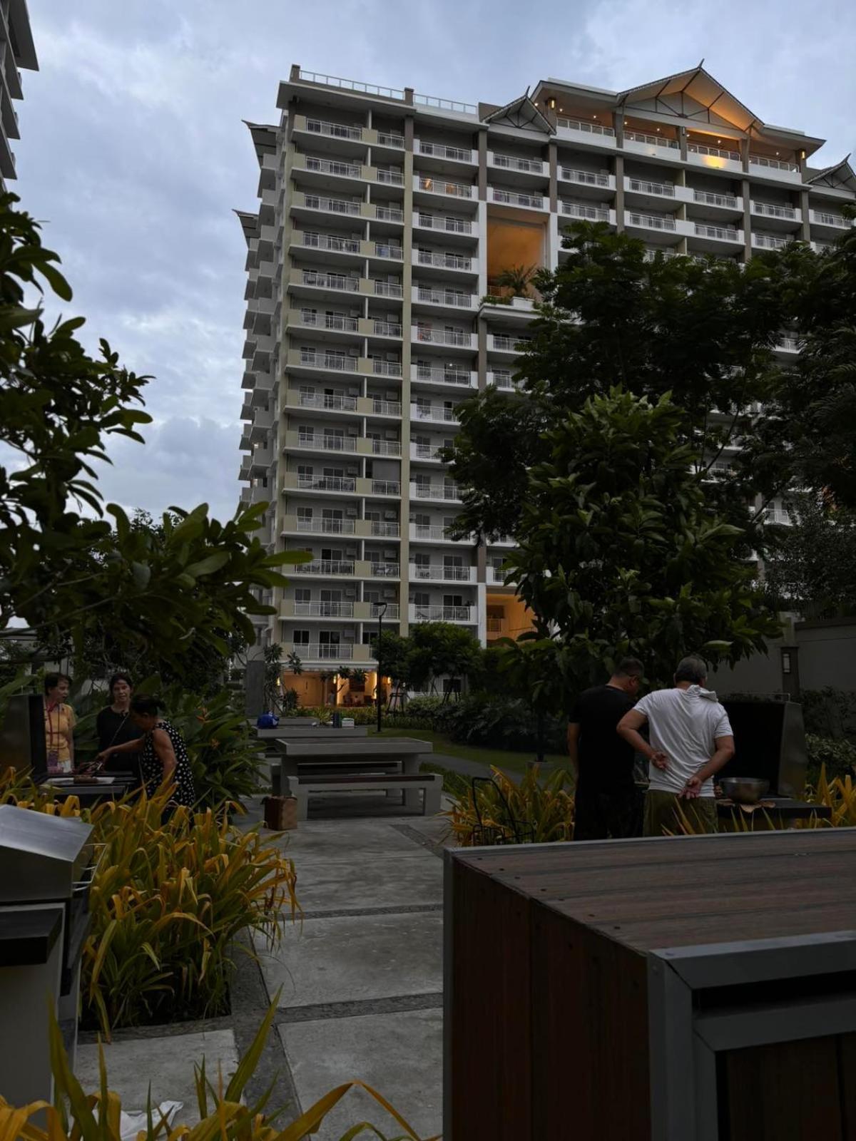 2 Bedroom Condo Unit Near Sm Bf & Naia At The Atherton By Dmci With 2 Balcony Paranaque City エクステリア 写真