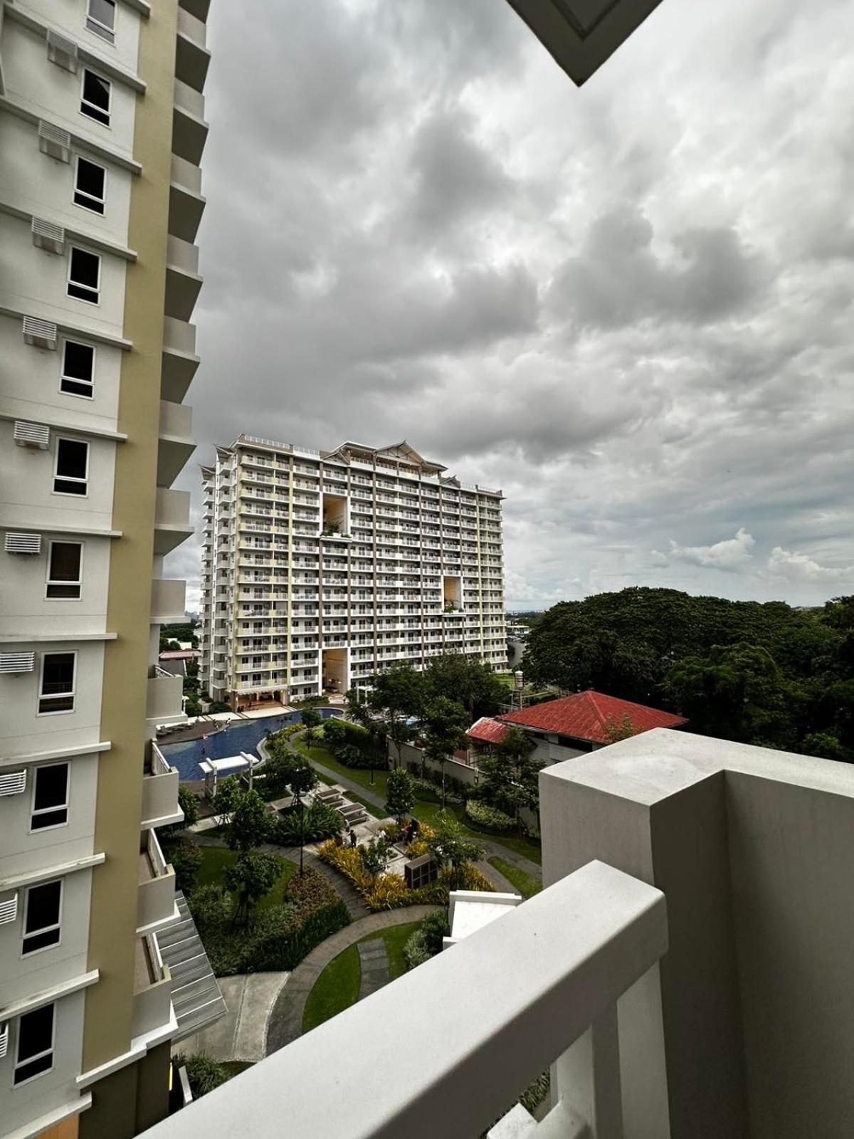 2 Bedroom Condo Unit Near Sm Bf & Naia At The Atherton By Dmci With 2 Balcony Paranaque City エクステリア 写真