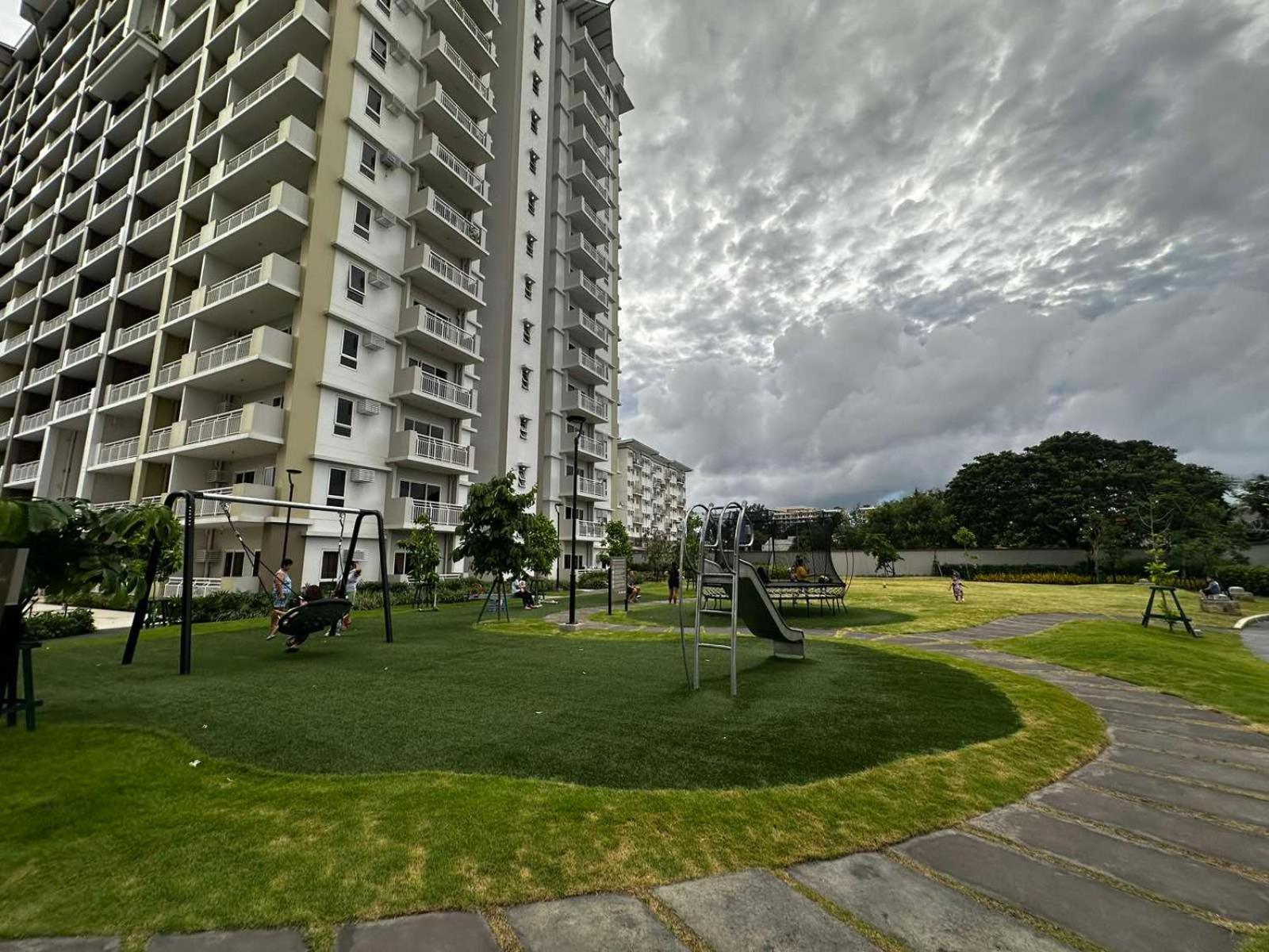 2 Bedroom Condo Unit Near Sm Bf & Naia At The Atherton By Dmci With 2 Balcony Paranaque City エクステリア 写真