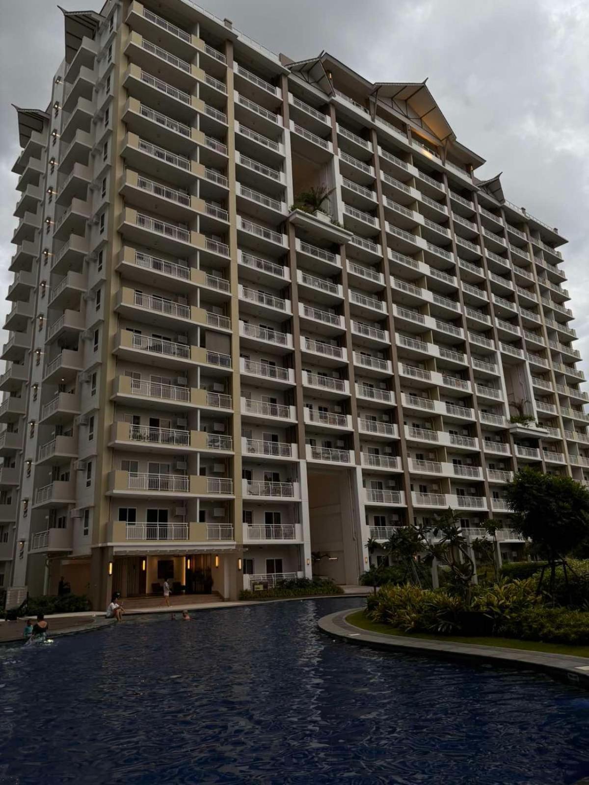2 Bedroom Condo Unit Near Sm Bf & Naia At The Atherton By Dmci With 2 Balcony Paranaque City エクステリア 写真