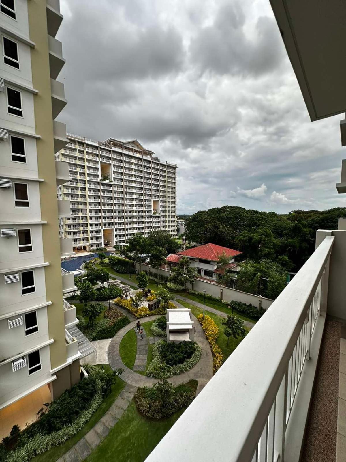 2 Bedroom Condo Unit Near Sm Bf & Naia At The Atherton By Dmci With 2 Balcony Paranaque City エクステリア 写真
