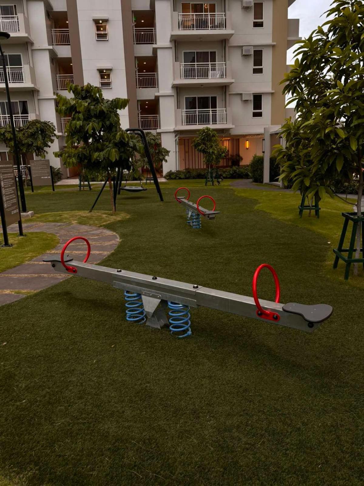 2 Bedroom Condo Unit Near Sm Bf & Naia At The Atherton By Dmci With 2 Balcony Paranaque City エクステリア 写真