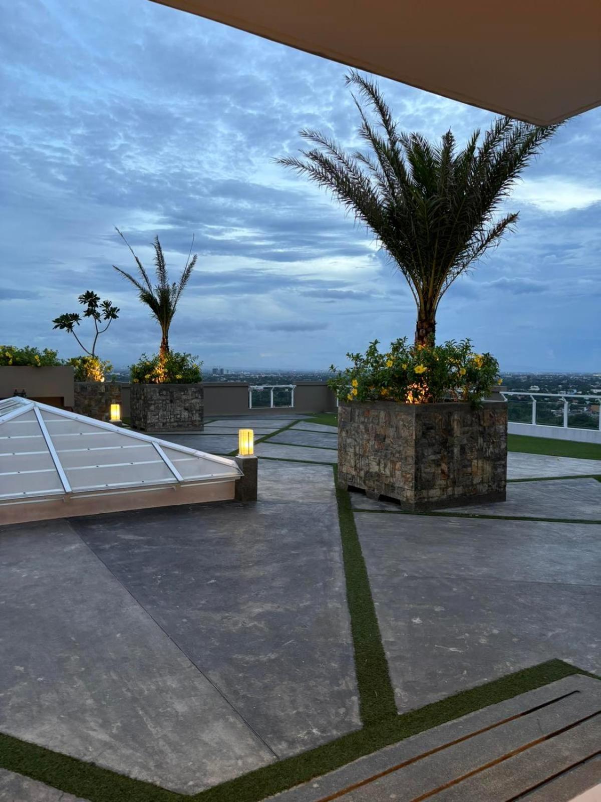 2 Bedroom Condo Unit Near Sm Bf & Naia At The Atherton By Dmci With 2 Balcony Paranaque City エクステリア 写真