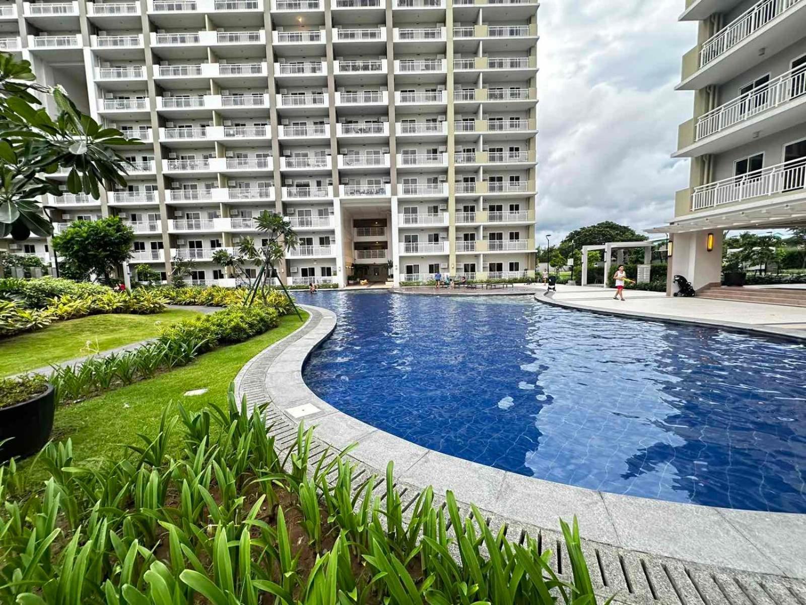 2 Bedroom Condo Unit Near Sm Bf & Naia At The Atherton By Dmci With 2 Balcony Paranaque City エクステリア 写真
