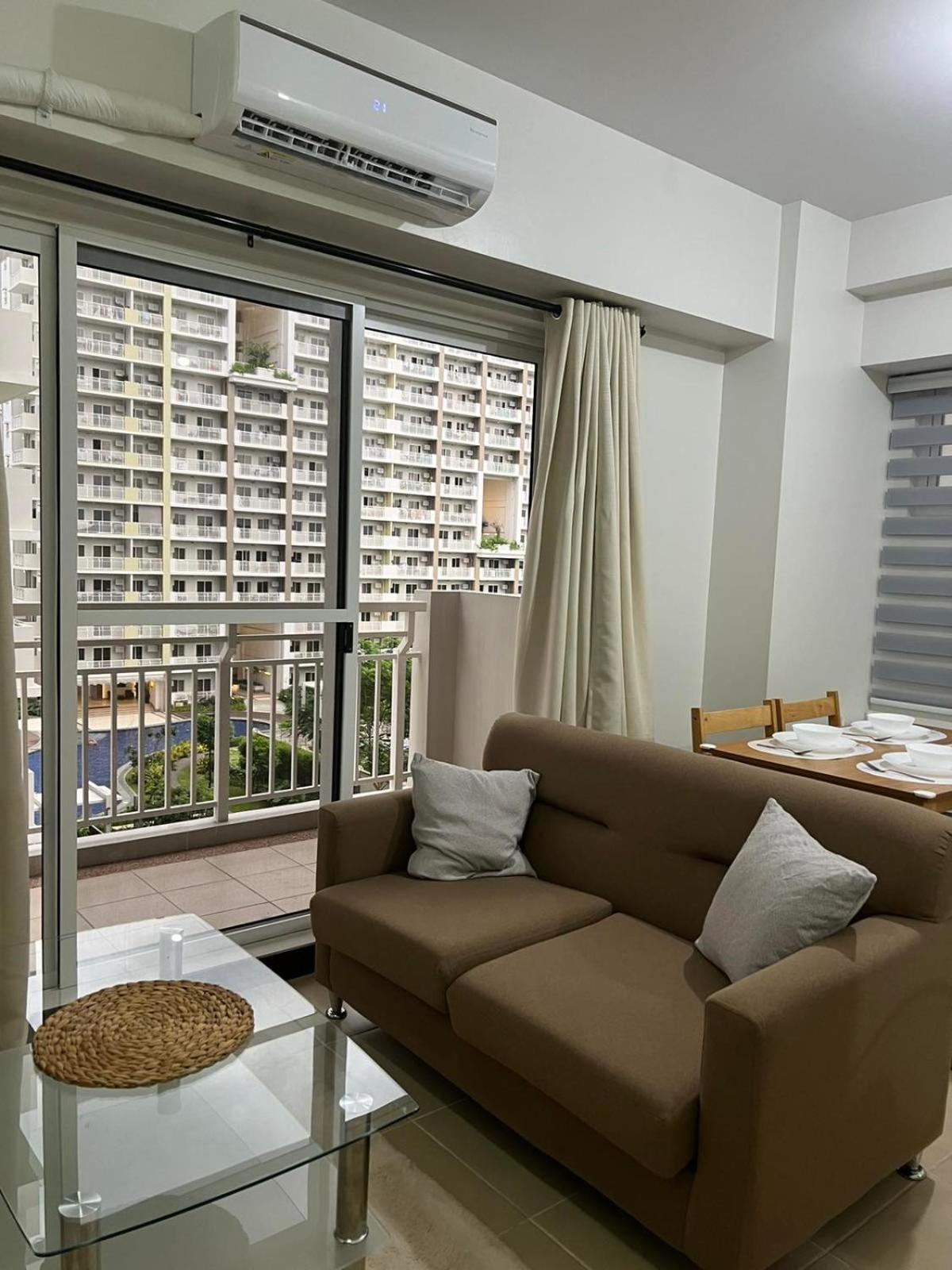 2 Bedroom Condo Unit Near Sm Bf & Naia At The Atherton By Dmci With 2 Balcony Paranaque City エクステリア 写真