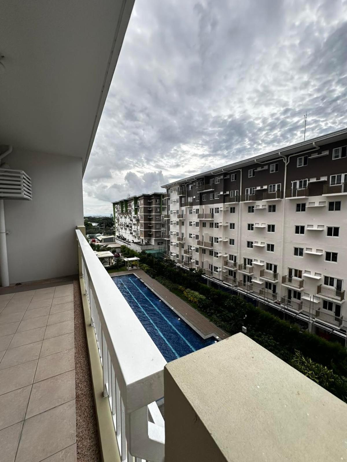 2 Bedroom Condo Unit Near Sm Bf & Naia At The Atherton By Dmci With 2 Balcony Paranaque City エクステリア 写真