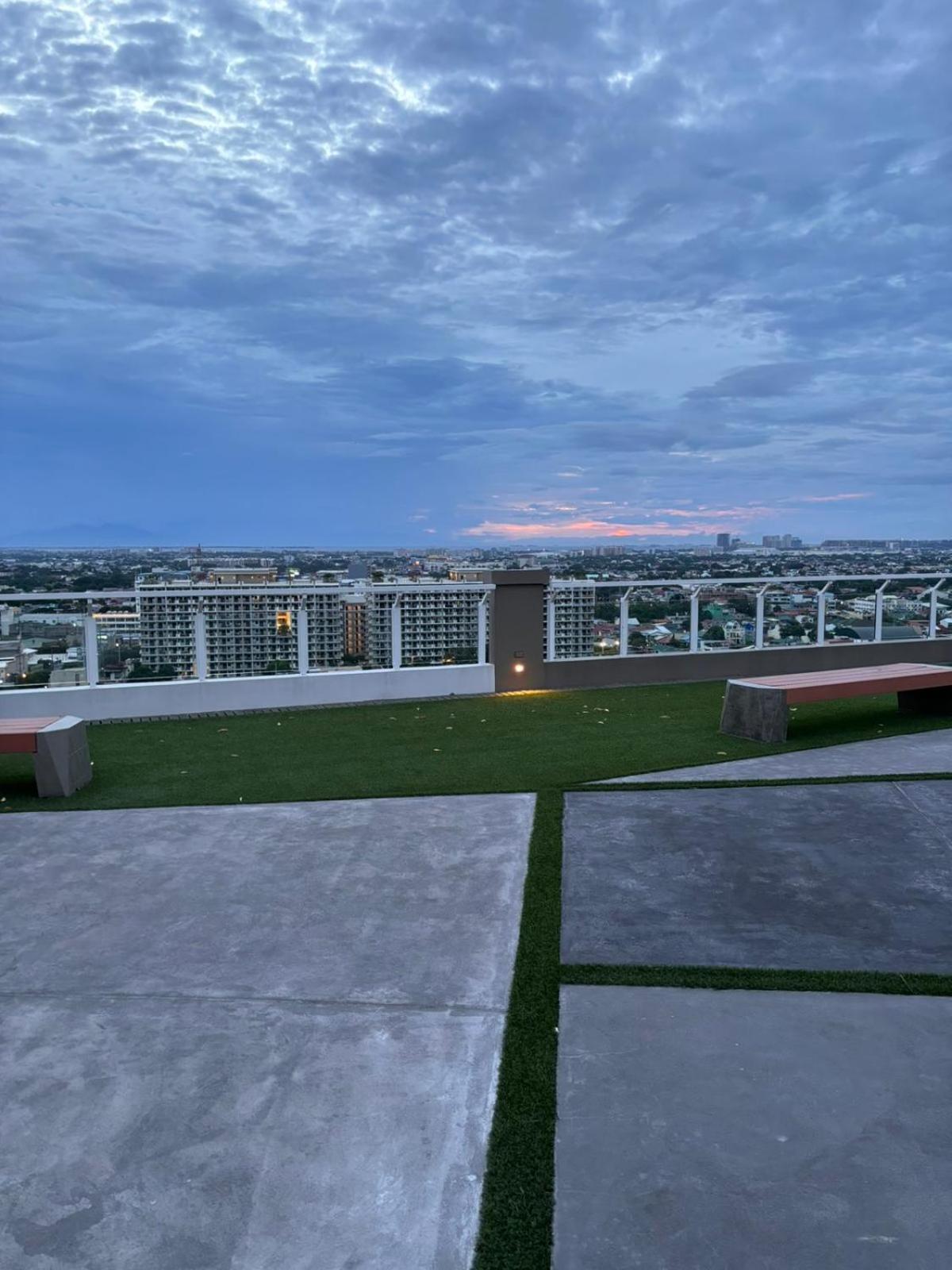 2 Bedroom Condo Unit Near Sm Bf & Naia At The Atherton By Dmci With 2 Balcony Paranaque City エクステリア 写真
