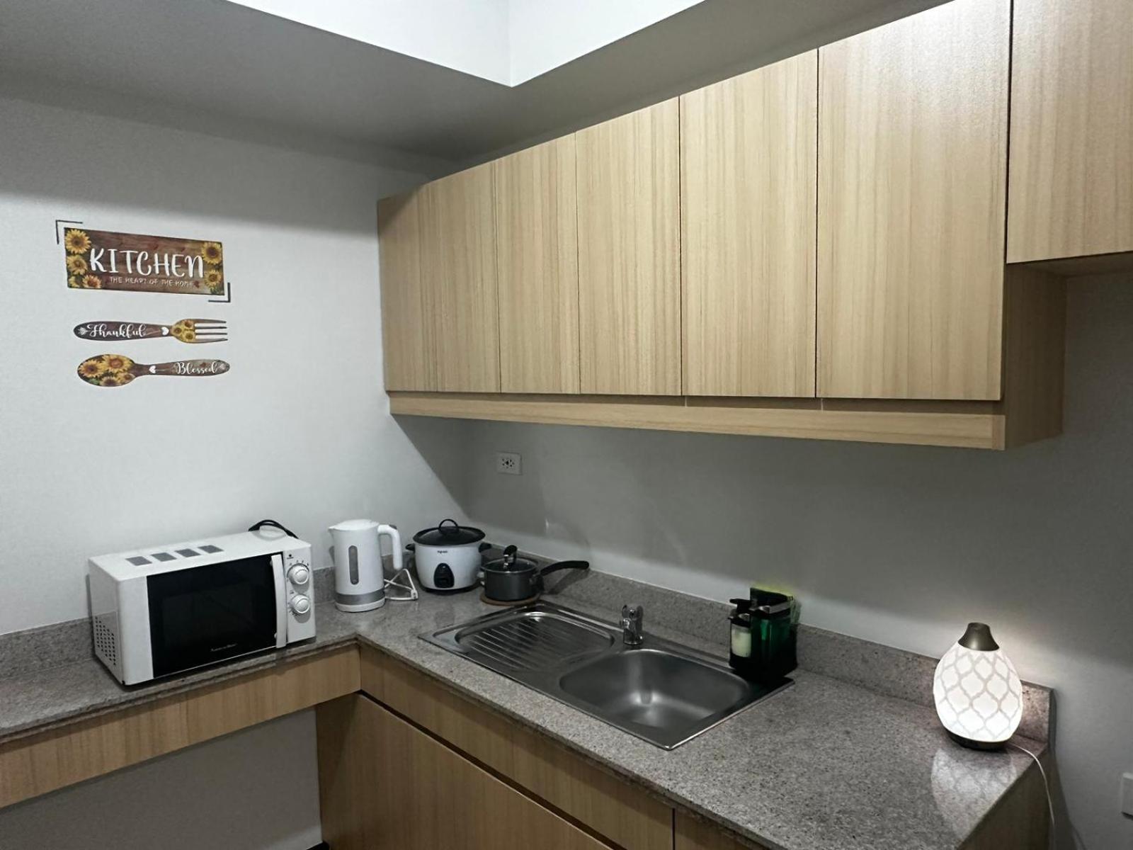 2 Bedroom Condo Unit Near Sm Bf & Naia At The Atherton By Dmci With 2 Balcony Paranaque City エクステリア 写真