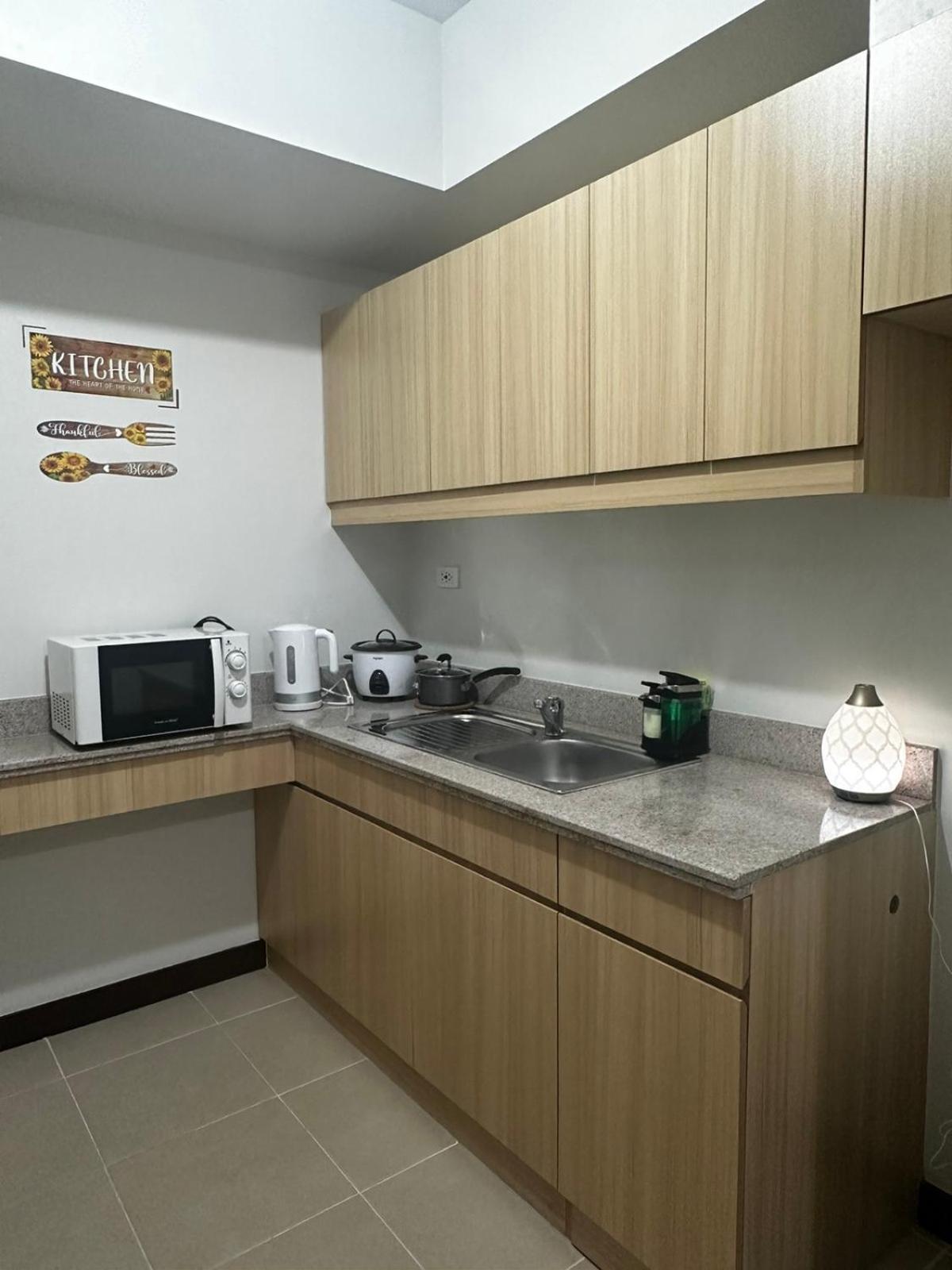 2 Bedroom Condo Unit Near Sm Bf & Naia At The Atherton By Dmci With 2 Balcony Paranaque City エクステリア 写真